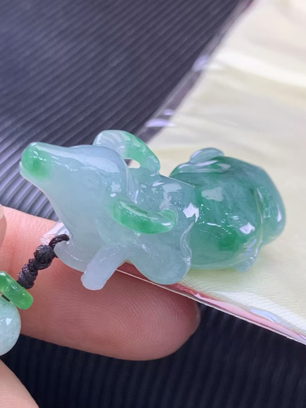 天然缅甸翡翠带绿牛