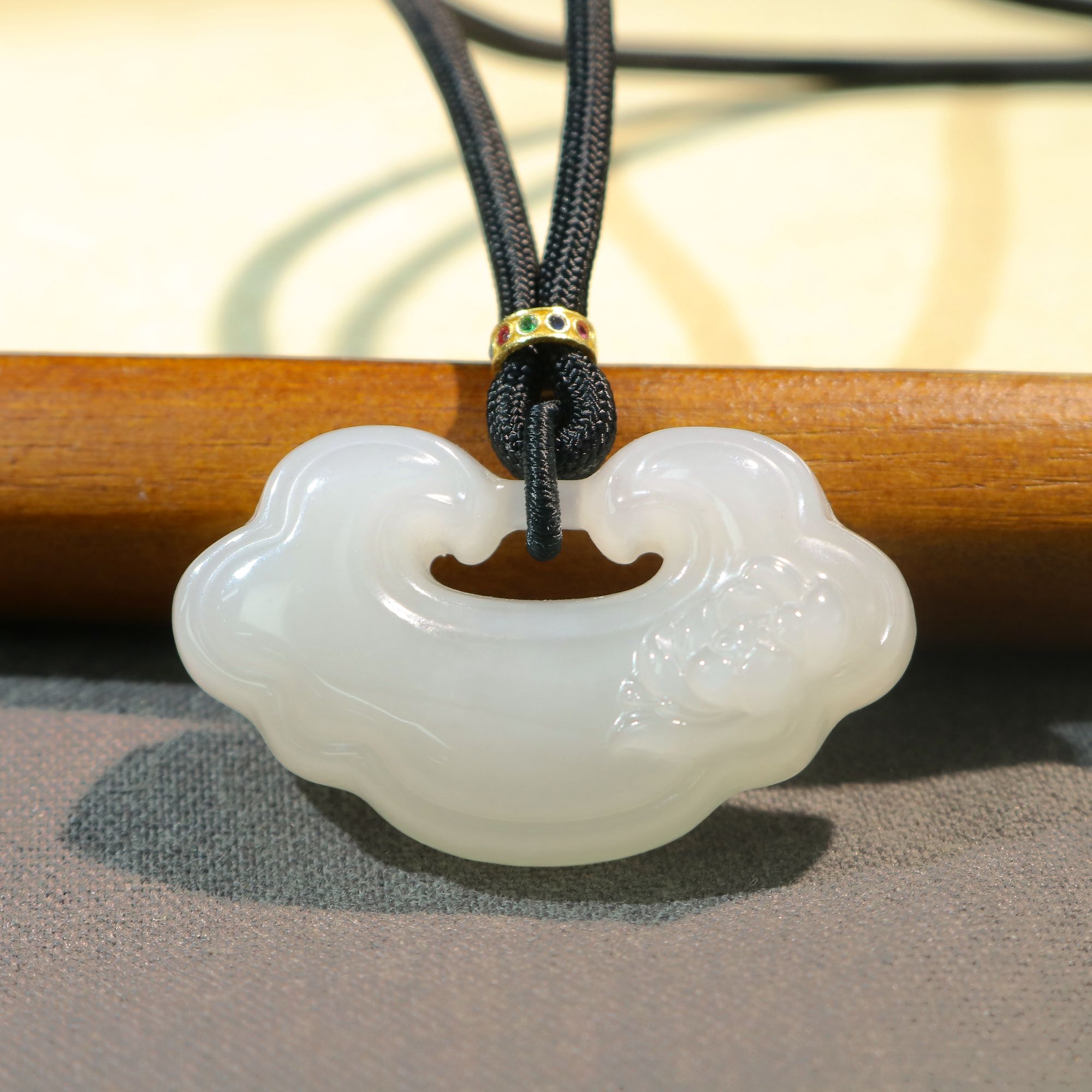 凰一品 特细白玉如意锁吊坠18K