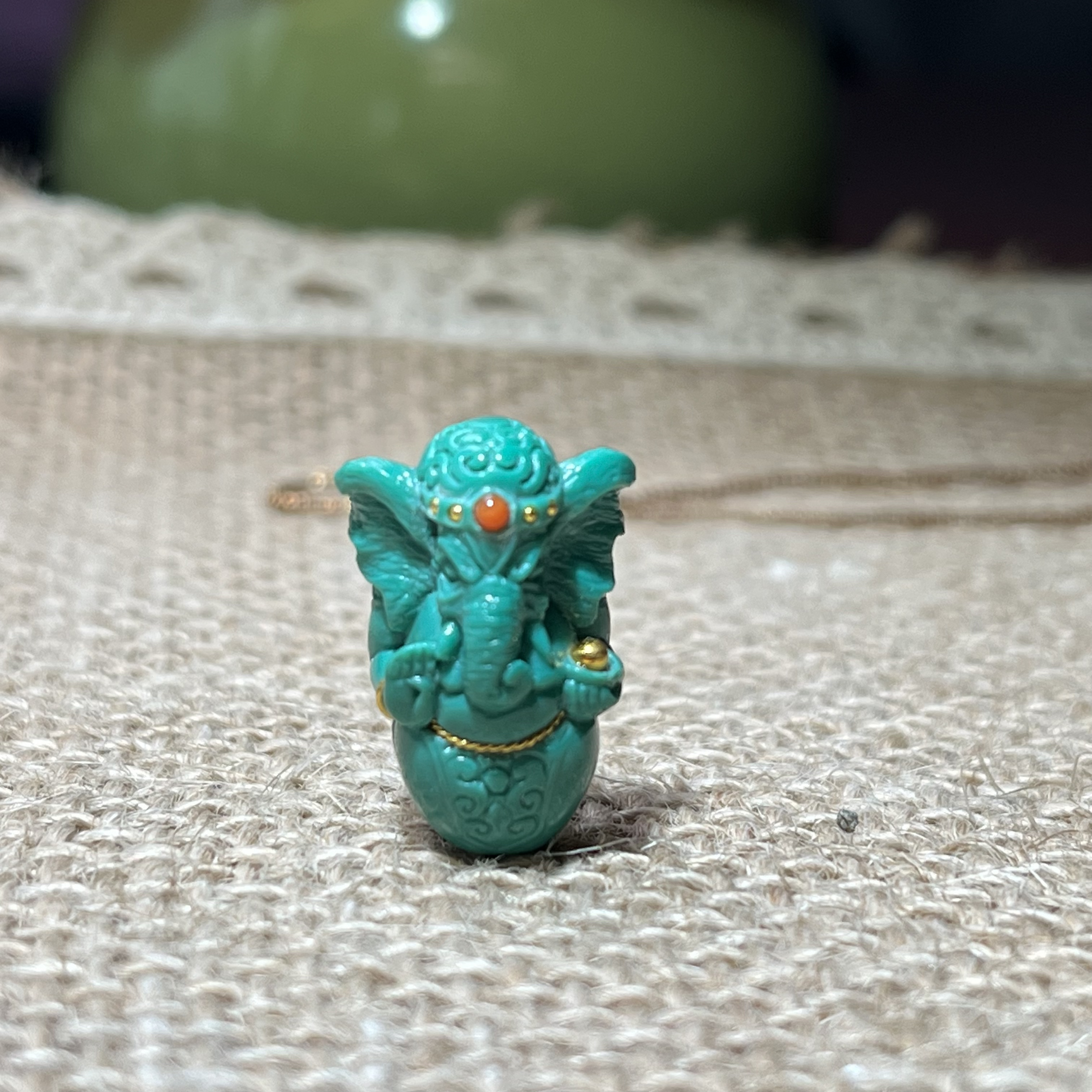 高瓷玉化绿象神雕件