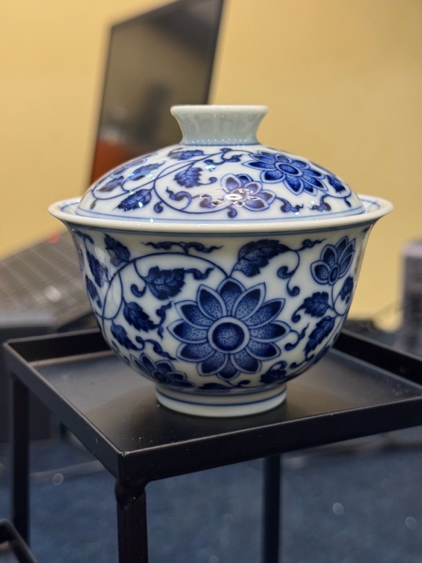 小楼听雨柴窑青花缠枝莲盖碗