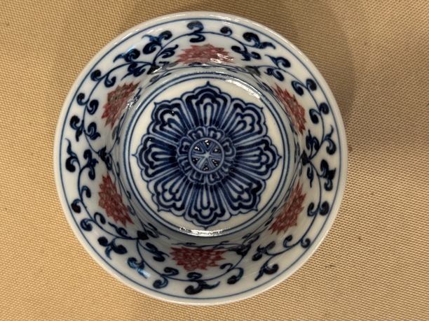 手绘青花釉里红缠枝莲主人杯