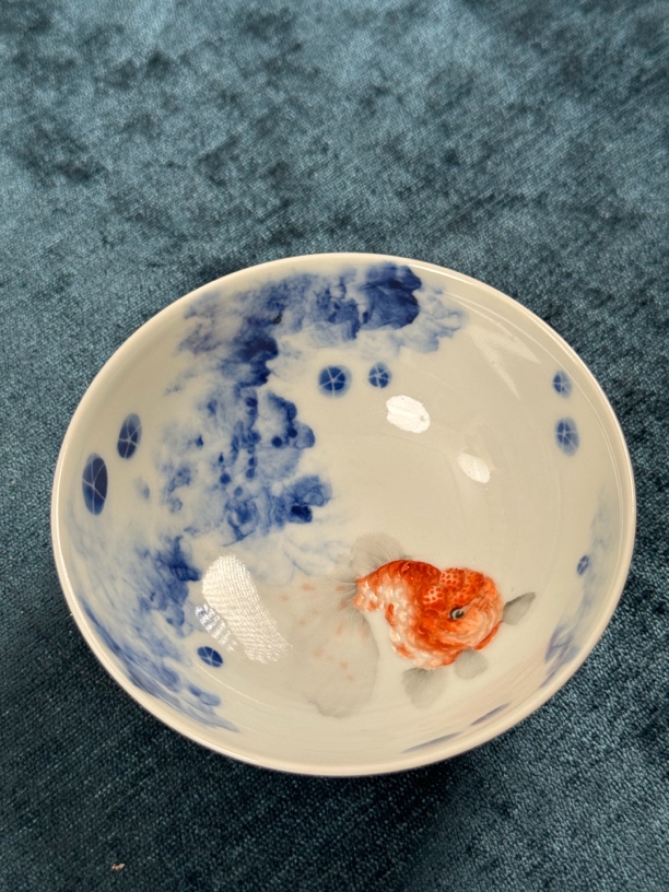手绘斗彩金鱼主人杯