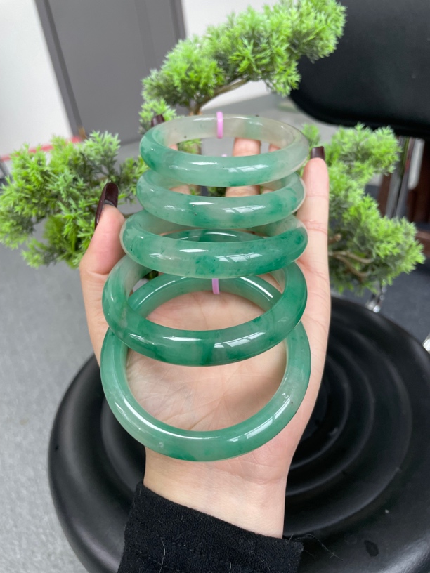 定制非洲翠飘花满绿手镯冰透（多样性发其一）抛光后发货（石英质玉）