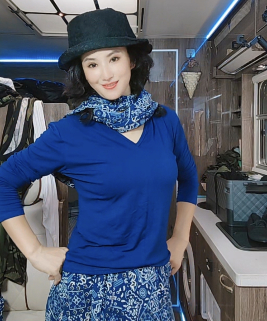 清风酷女郎藏蓝长袖V体桖