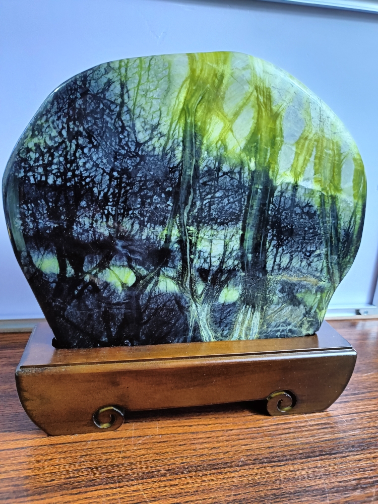 玉树石高26厘米长25.5厘米厚2厘米左右梨木刻制底座