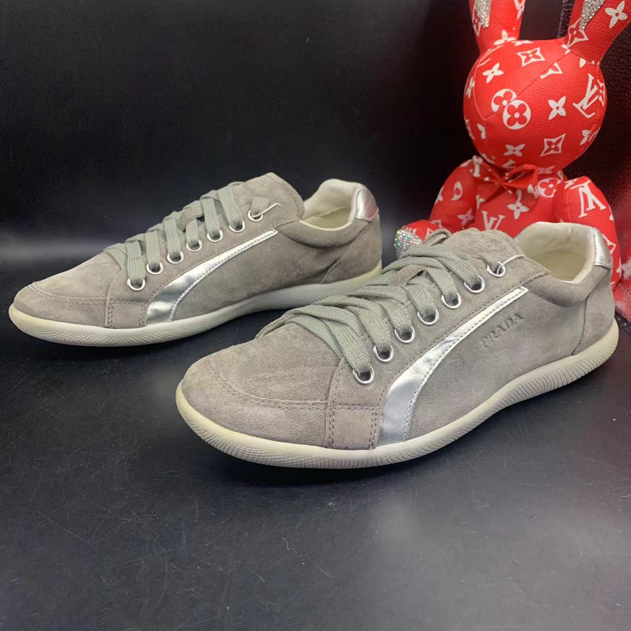 【147特惠】Prada/普拉达 男士经典灰色麂皮侧面银边板鞋舒适41欧码
