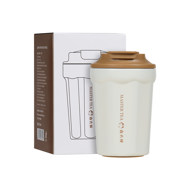 个人闷茶杯