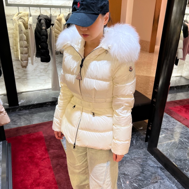 未使用 MONCLER 蒙口女士白色毛领短款收腰版羽绒服 boed 