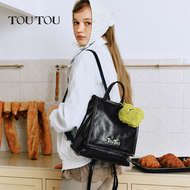 TOUTOU新款原创黏土双肩包女设计感通勤旅游轻便背包大学生小书包