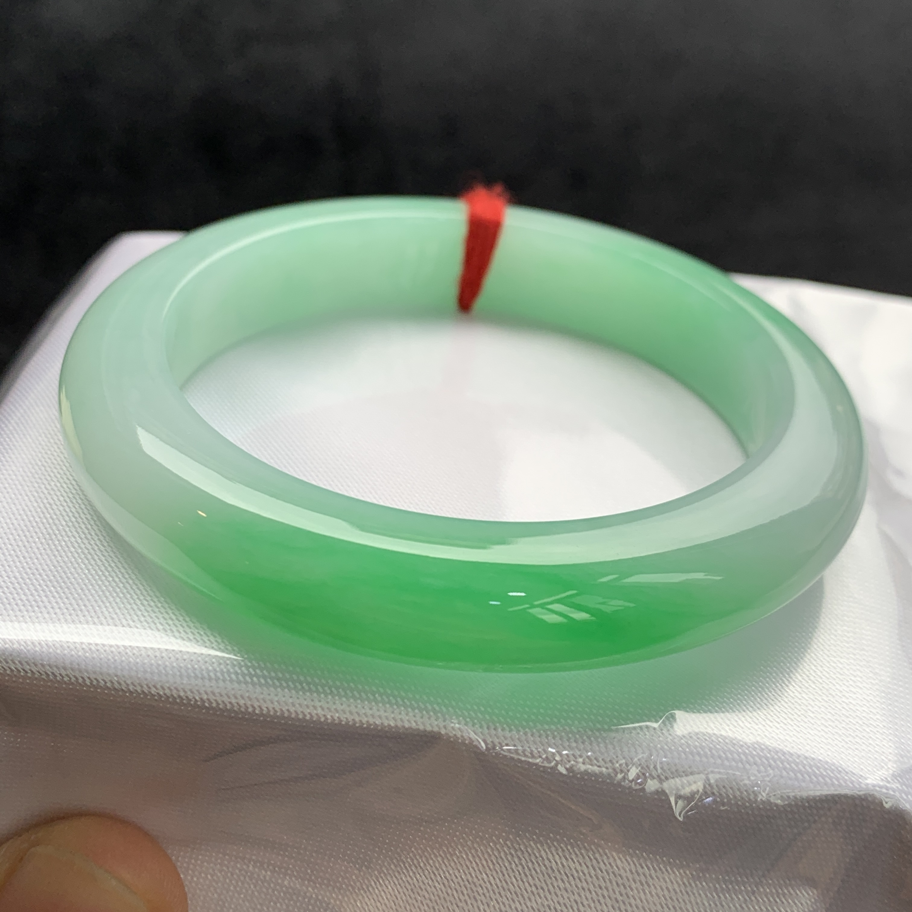 天然缅甸翡翠手镯冰种阳绿A货 编号  7264  尺寸 53.6-11-9