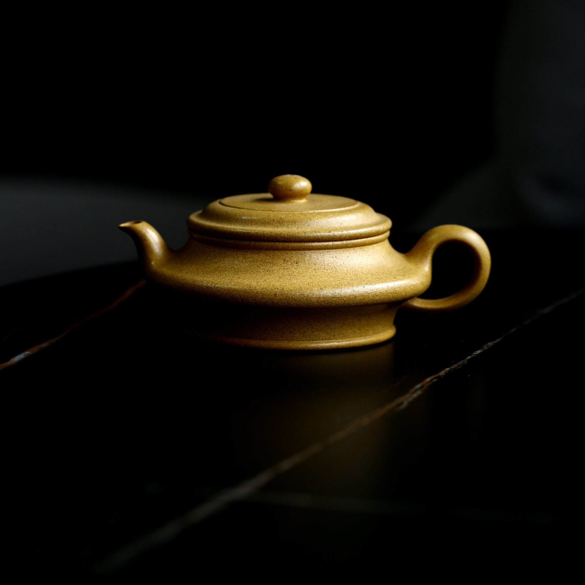 宜兴紫砂壶 全手工 黄金段泥 虚扁壶