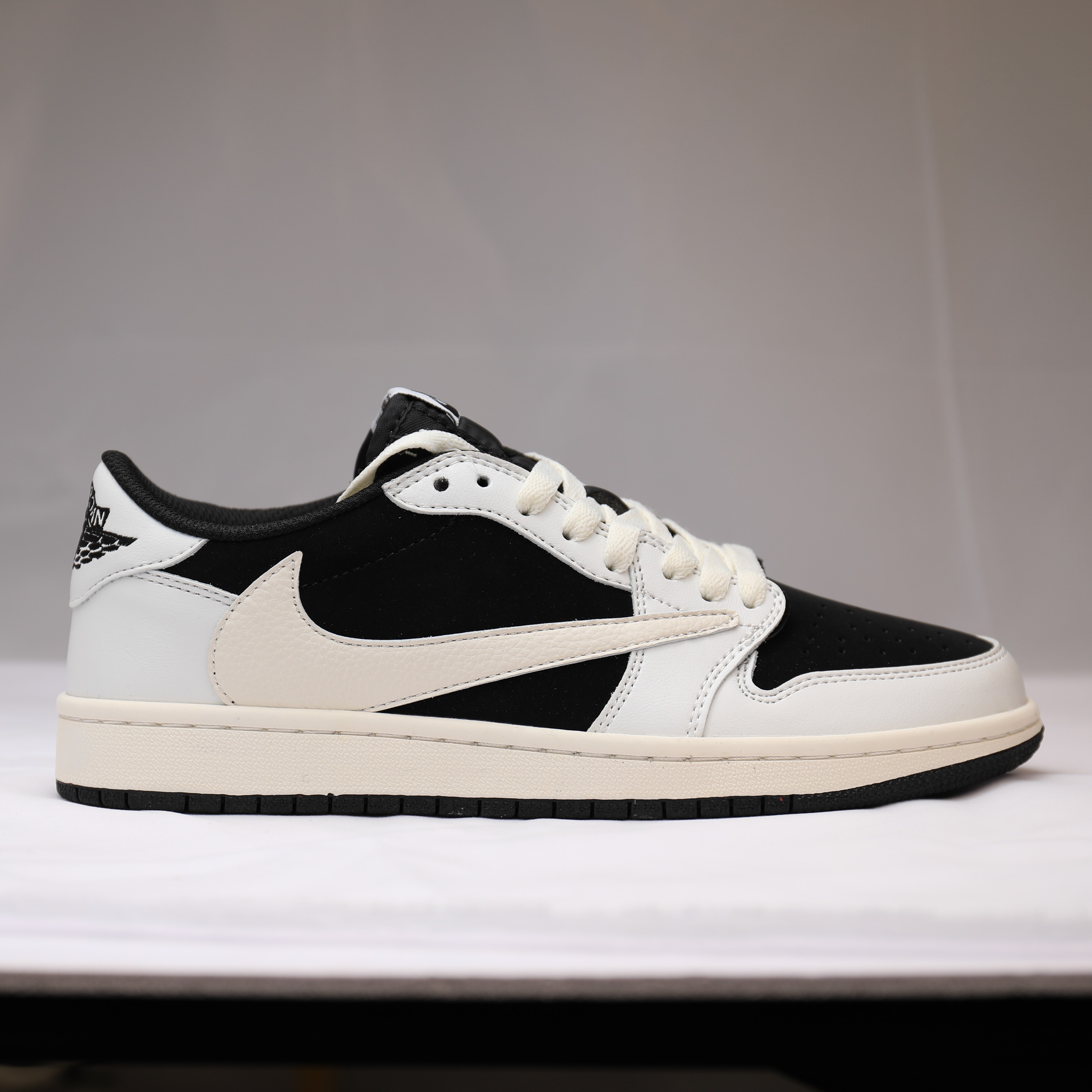 NIKE Air Jordan 1 low 低帮 倒钩 黑白熊猫 休闲鞋【定制球鞋】