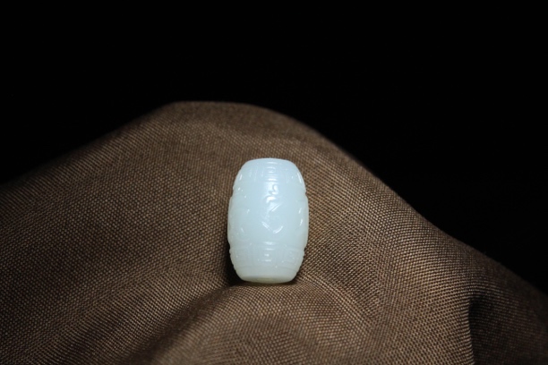 天然和田玉白玉六字真言配珠 尺寸11×16mm，重量：3.3g