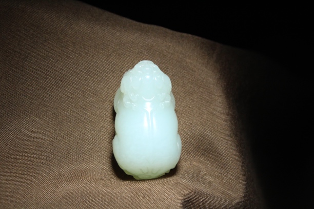 和田玉白玉苏工雕刻貔貅吊坠 尺寸22×37.5×18mm，重量：25.1g