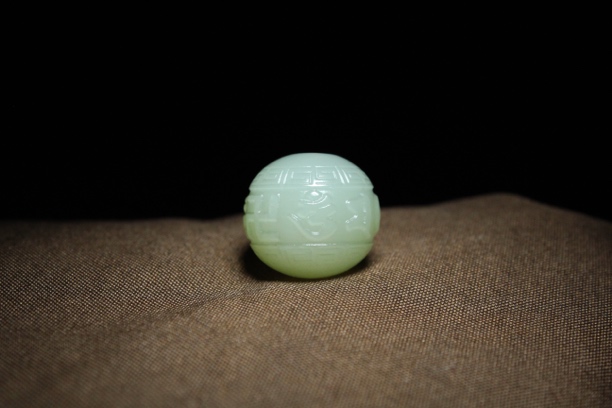 天然和田玉黄口料六字真言配珠 圆珠直径16×15mm，重量：6.0g