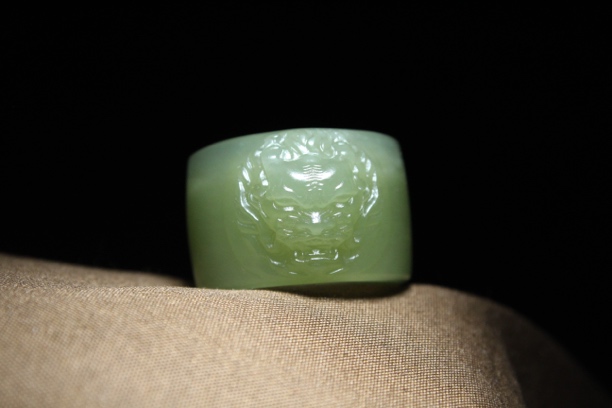 和田玉青玉仿古龙头扳指。男士扳指，圈口21mm，宽度18mm重量14.6g