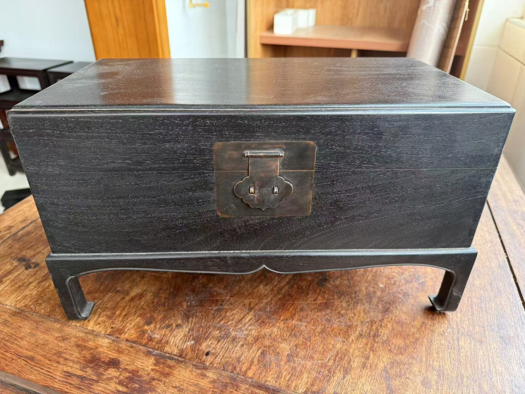 檀木马蹄腿底座箱子