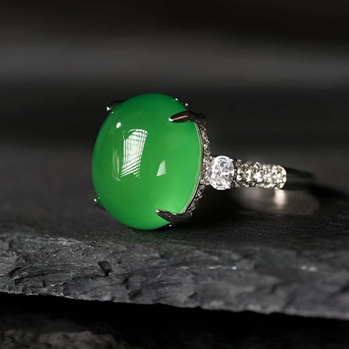 127银镶S925天然绿玉髓鸽子蛋面贵气百搭戒指珠宝