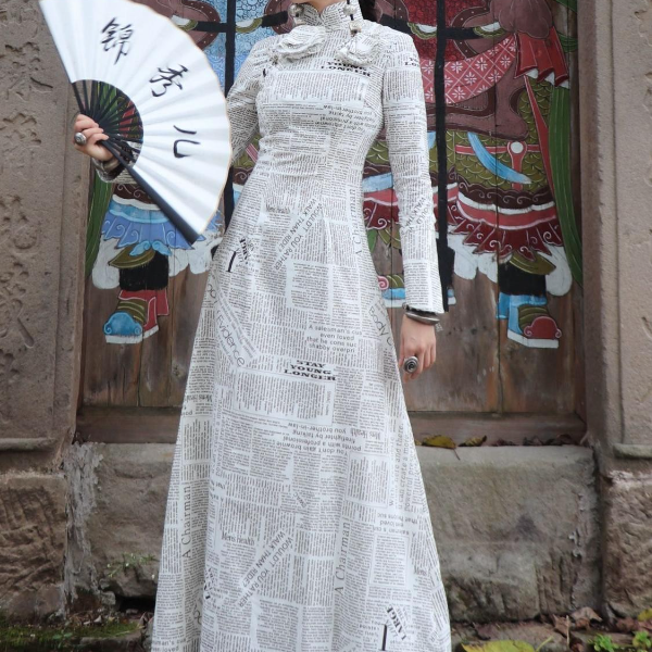 锦秀儿原创报纸印花棉麻新中式国潮立领马蹄袖改良走秀旗袍连衣裙