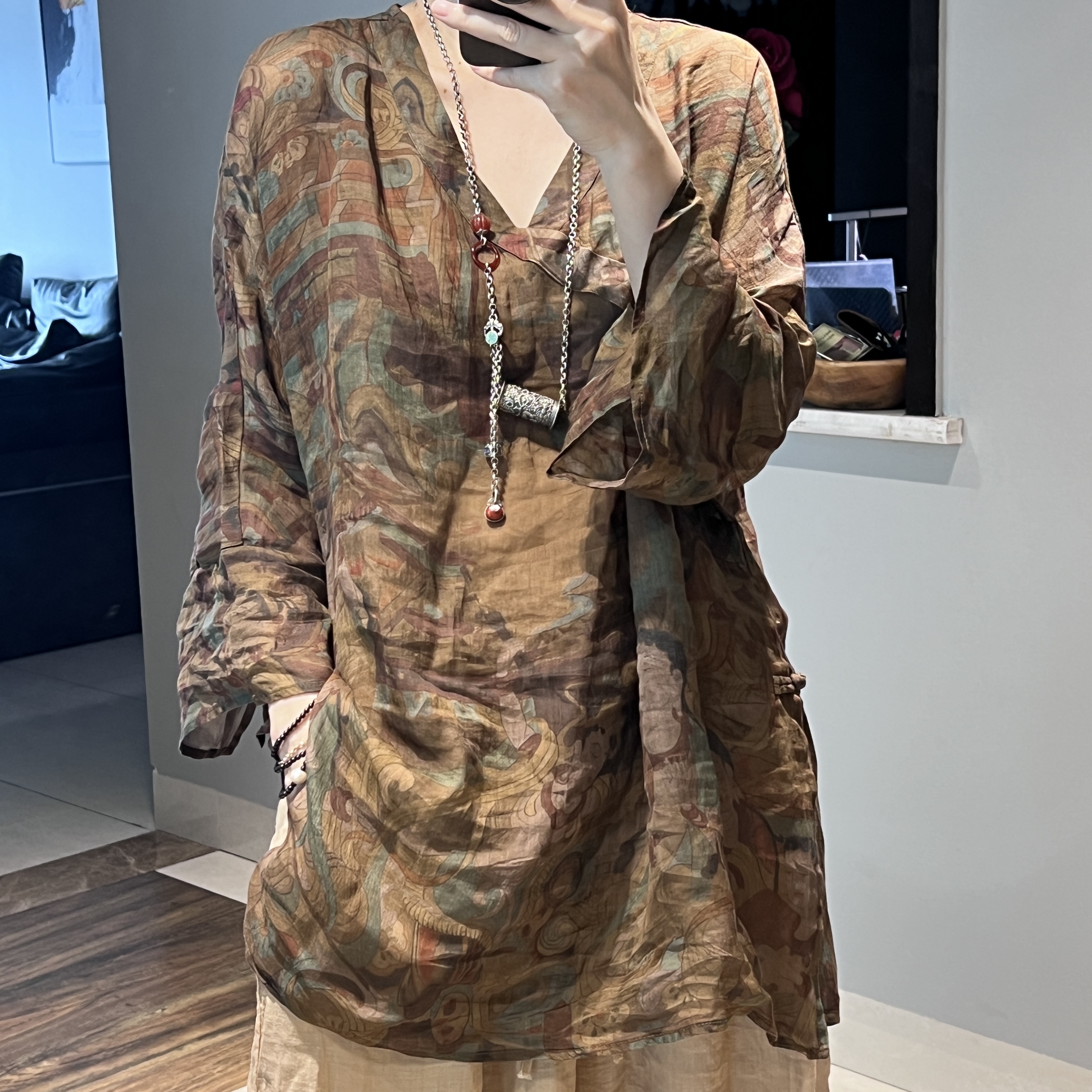 所蕴夏原创复古个性气质百搭显瘦宽松大码纯苎麻V领开㕚长袖衬衫