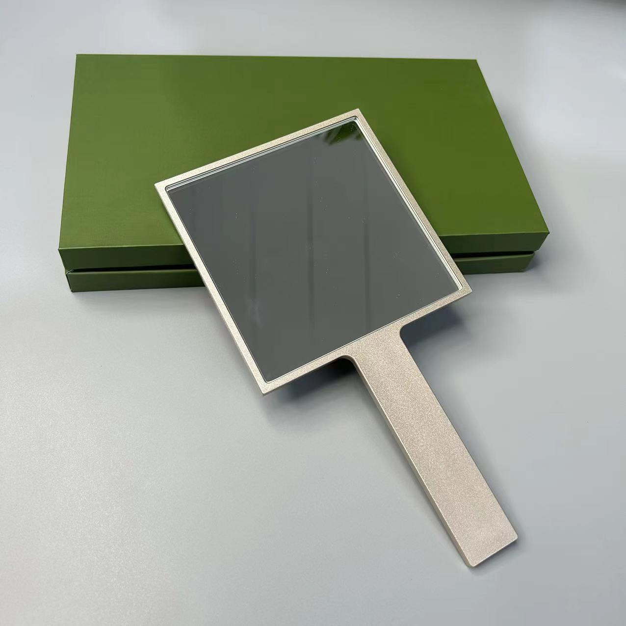 ly539 小海 经典时尚便携简约手持镜子礼盒包装手柄镜桌面化妆镜 