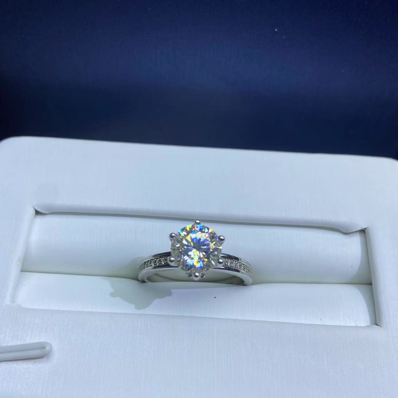 南非18A u婚戒单色卡皇后2ct天花板戒指.F