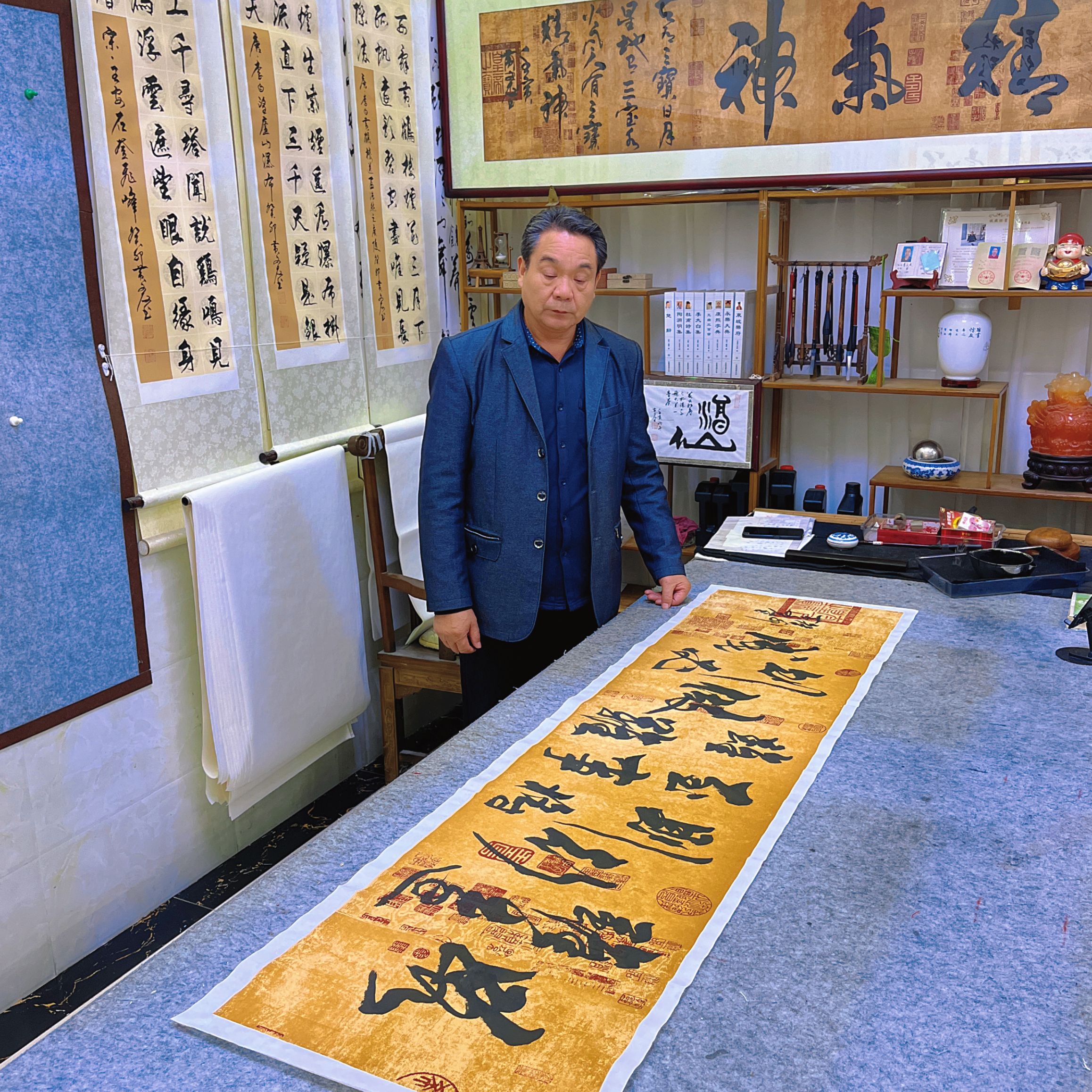 路虽远行则将至，事虽难做则必成50*180蜡染宣纸 黄文友老师书法