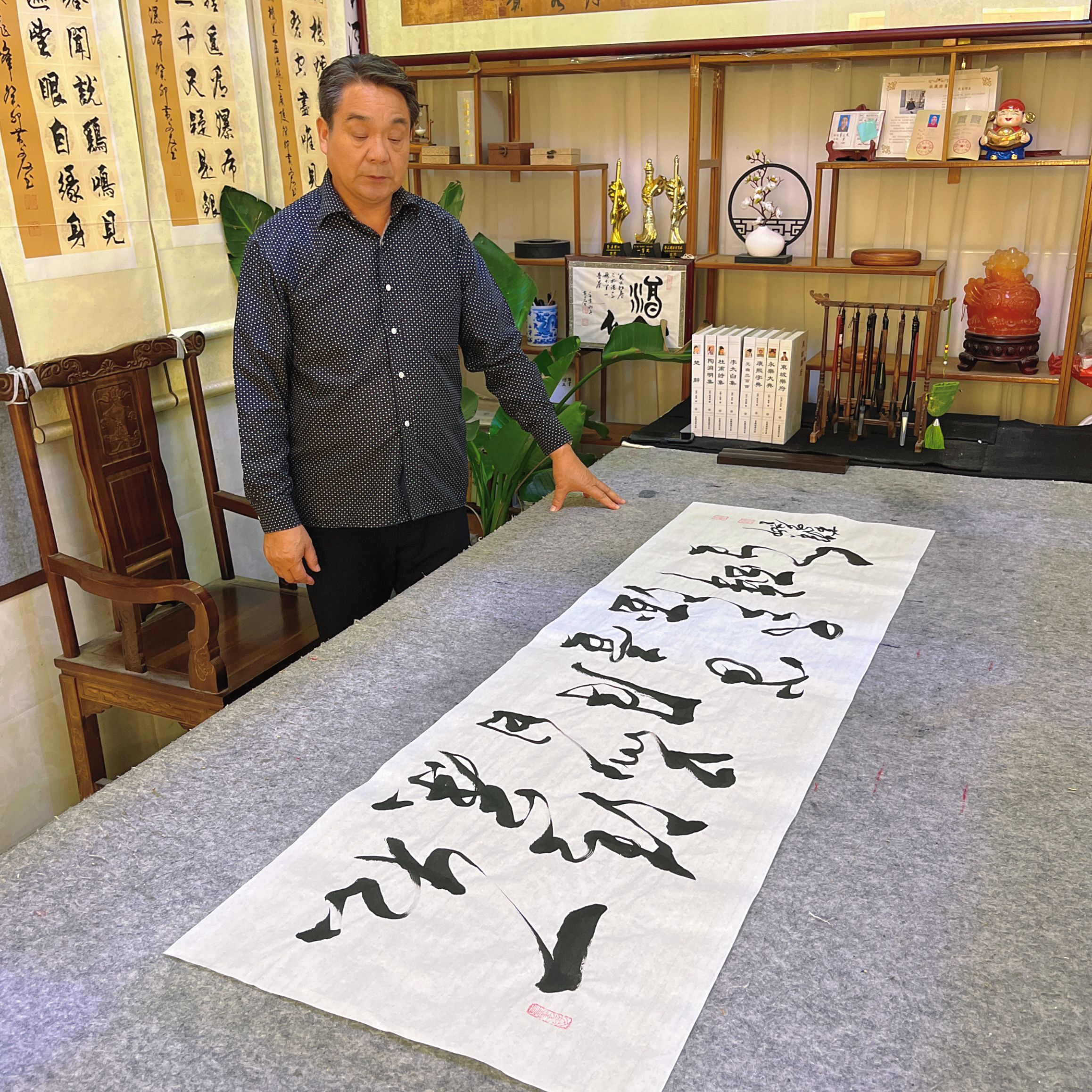 一杯清茶品日月，半壶老酒醉人生50*160 黄文友书法作品