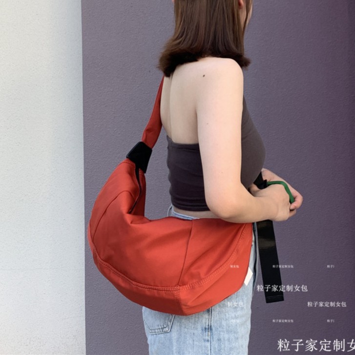 休闲饺子包女日系红色斜挎包轻便学生单肩包百搭饺子包斜挎