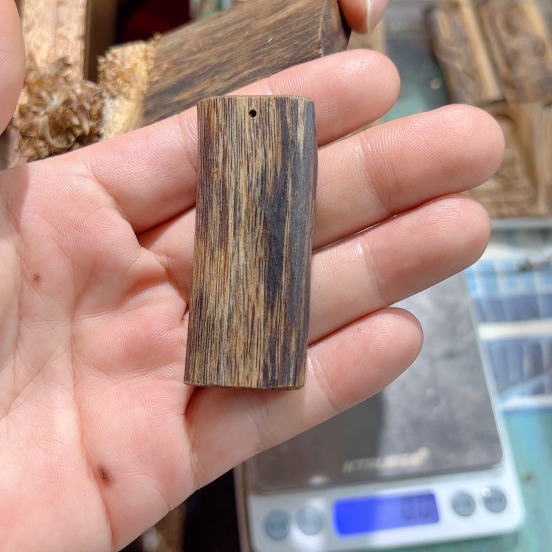 沉香吊坠乌身圆叶素牌9.7克