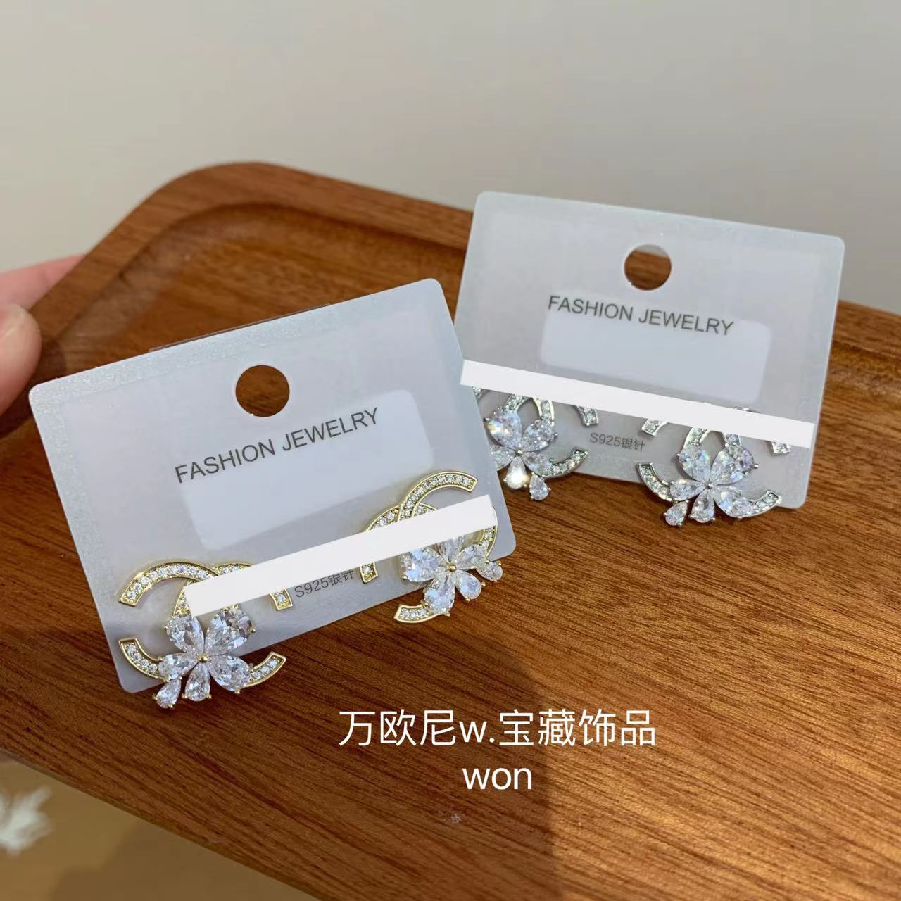 铜合金莫桑石耳饰 万欧尼w.宝藏 | 心动预警~小香双c花花耳钉RJ81