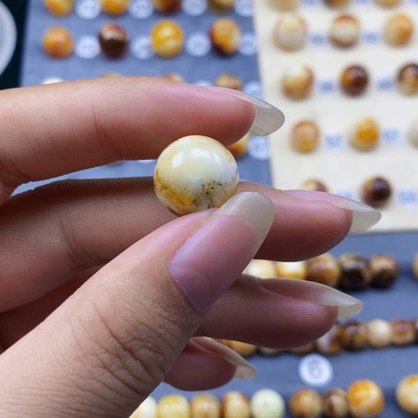 【闪购商品】琥珀裸石未镶嵌肚****皮