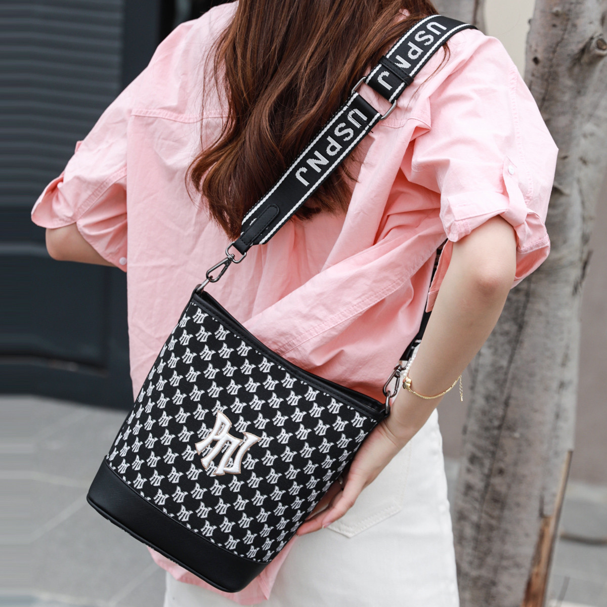 PNJ新款时尚潮流女包单肩斜跨包女士百搭肩包邮差包腋下休闲经典