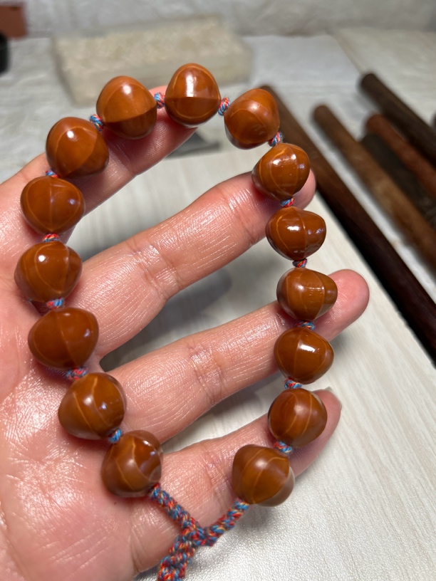 橄榄核雕沙鱼背。尺寸是1．4 X 1．3。