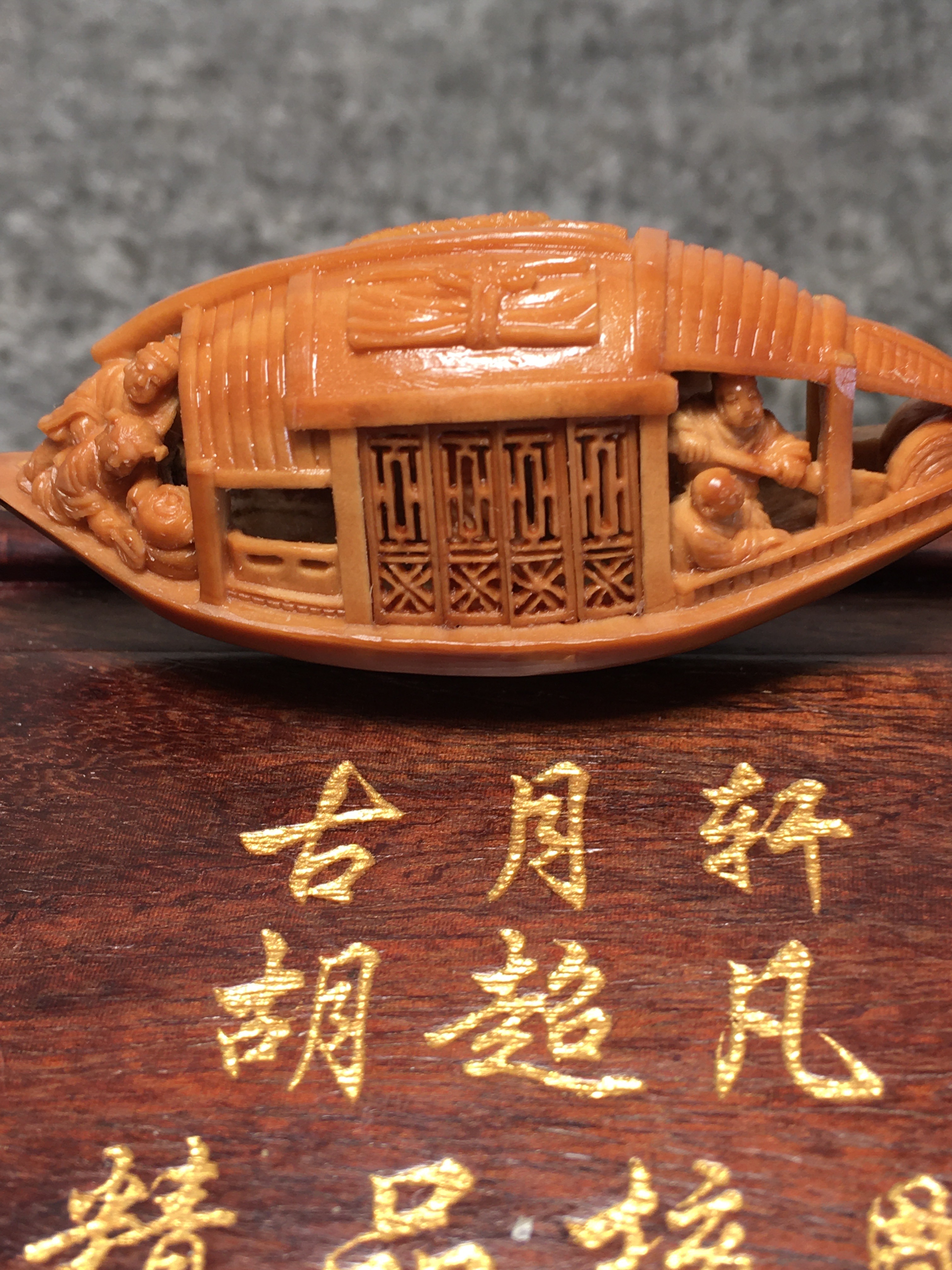 橄榄核雕，核舟记苏东坡夜游赤壁。