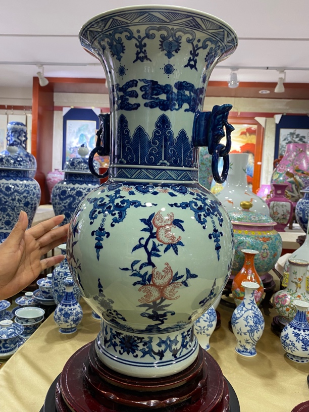 青花釉里红花瓶一个