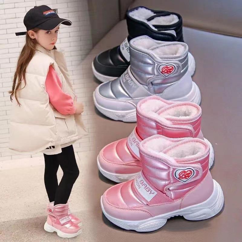 儿童雪地靴新款加绒加厚保暖轻便软底防滑皮面大棉中大童宝宝短靴