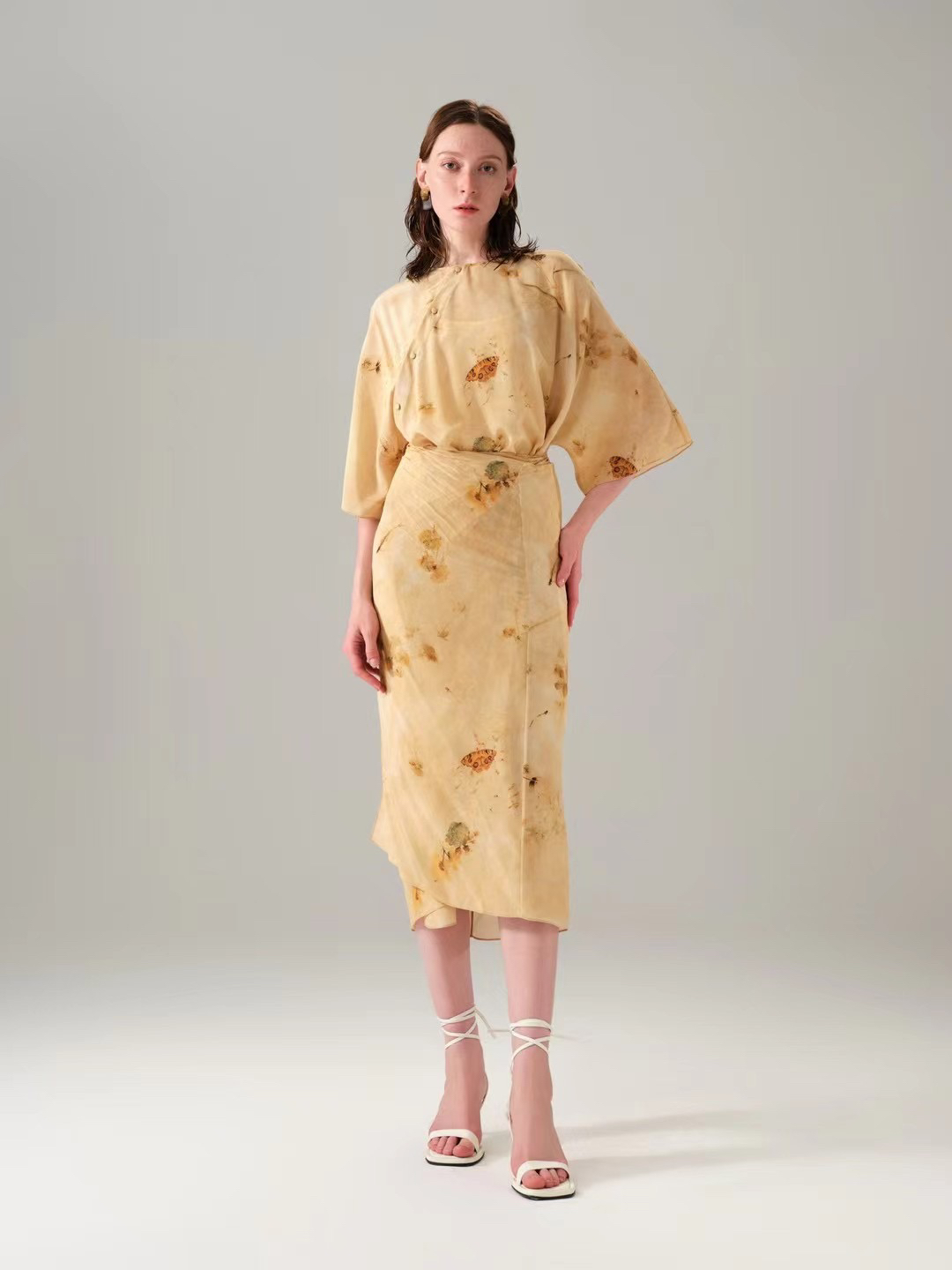 2024秋冬中国风复古优雅新中式碎花高贵气质连衣裙印花黄色长款