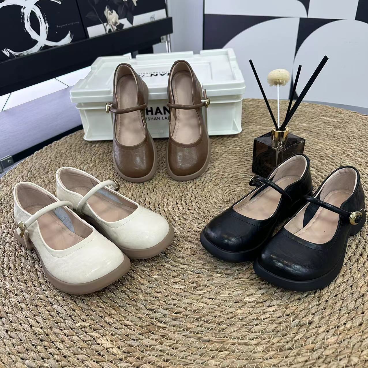 2024夏季新款时尚百搭法式圆头浅口粗跟单鞋 3587 QZN