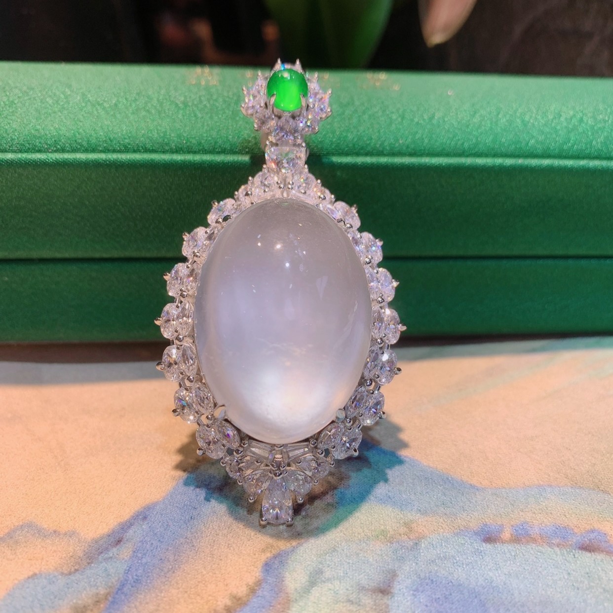 「霞姐珠宝」石英质玉满钻开窗鸽子蛋吊坠s925银镶嵌