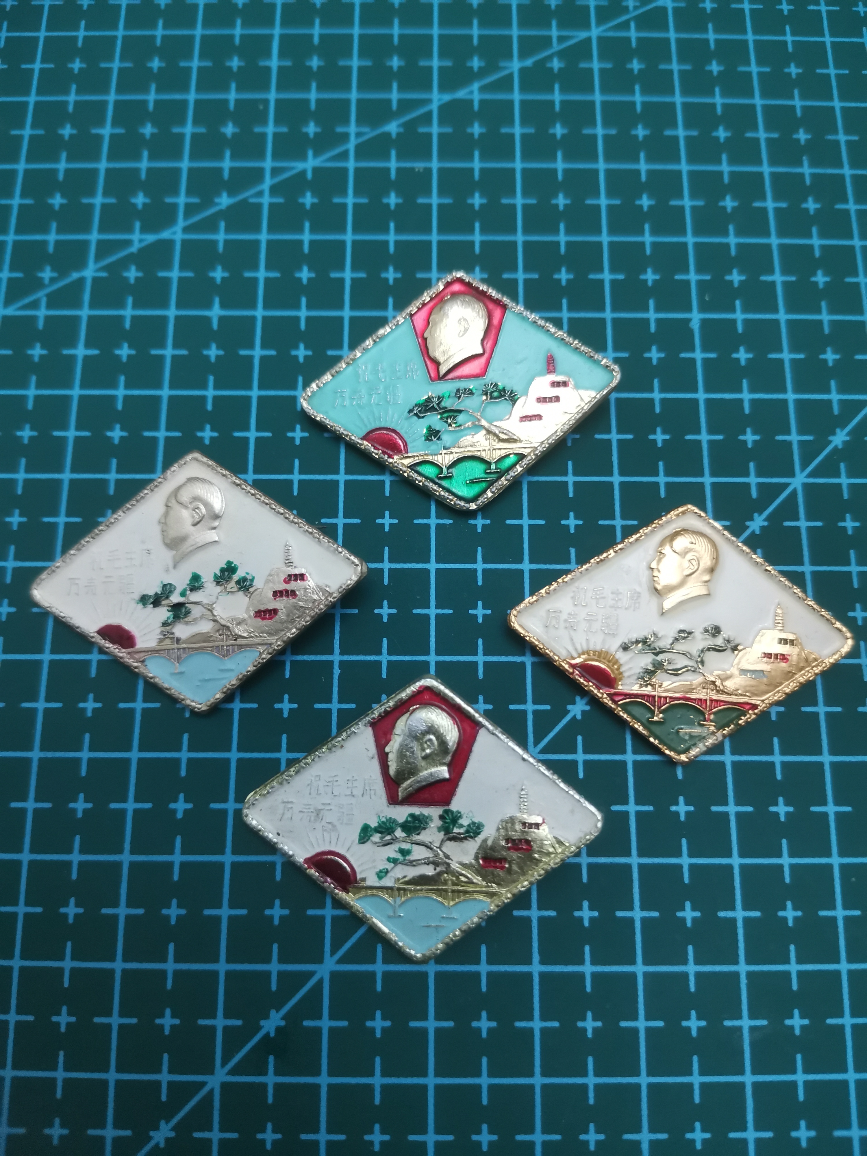 60年代红藏像章包老保真，3.5*2.6厘米延安沿河桥松枝章