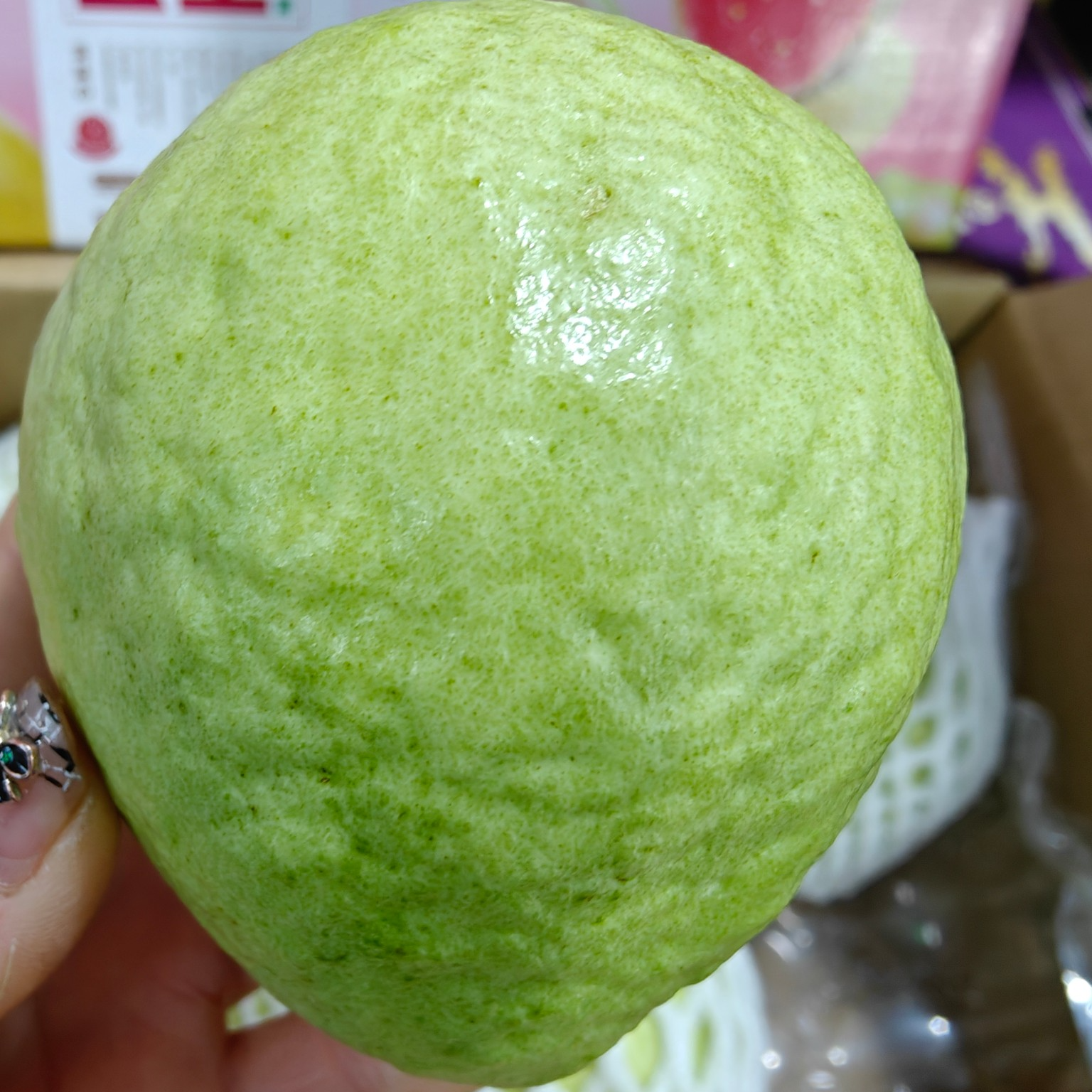 芭乐 自然成熟，味道香甜不腻 纵享丝滑，伴随着清香带籽一起吃软糯细腻 香味四溢，果肉绵密