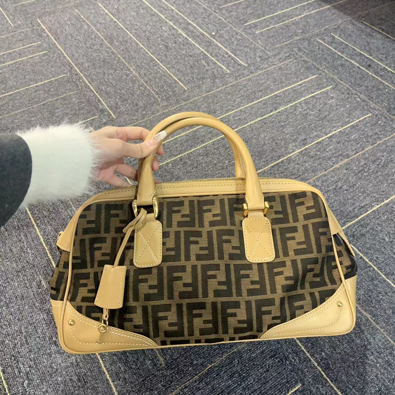 95新 FENDI/芬迪 兔兔奢轩轩/芬迪手提包/95新/4599