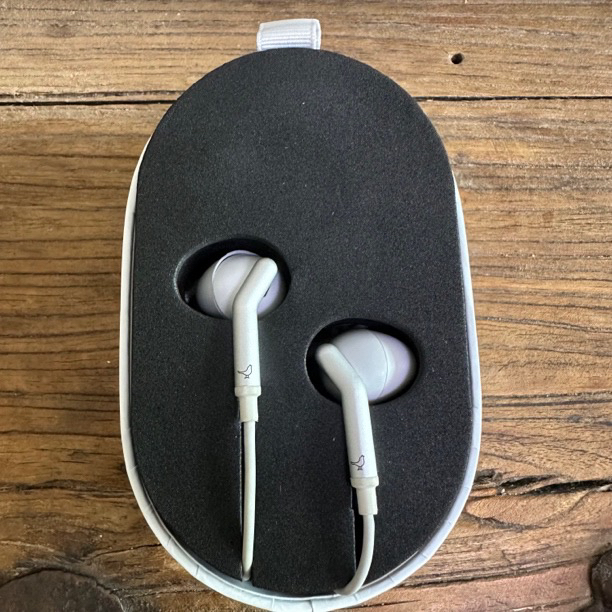 9新 Libratone/小鸟音响 小鸟LTl300 lighting插线耳机，半入耳。