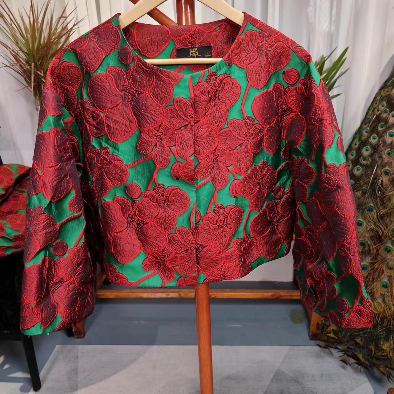 凤徕兮私人绿底红色立体提花短外套（等太阳）