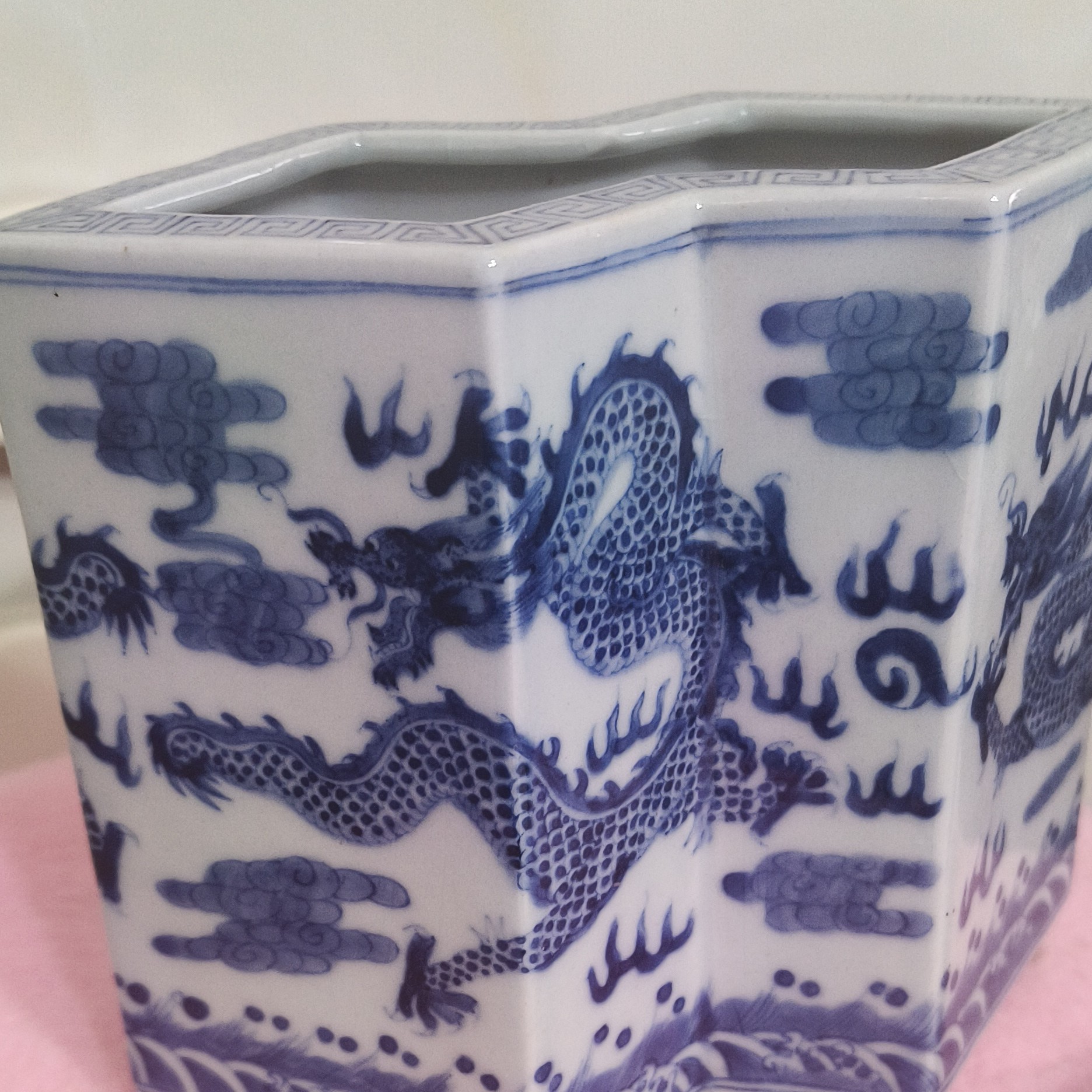 一件精美青花龙纹四边形笔筒全品