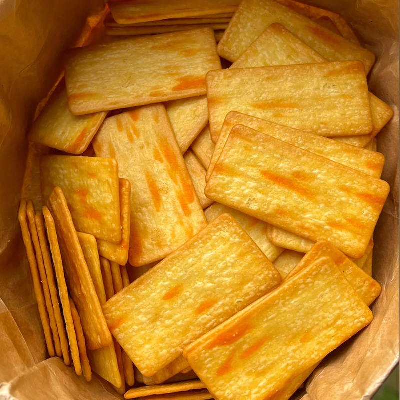 炭烧咸味薄脆岩烧芝士脆饼干宿舍办公室网红充饥零食小吃休闲食品