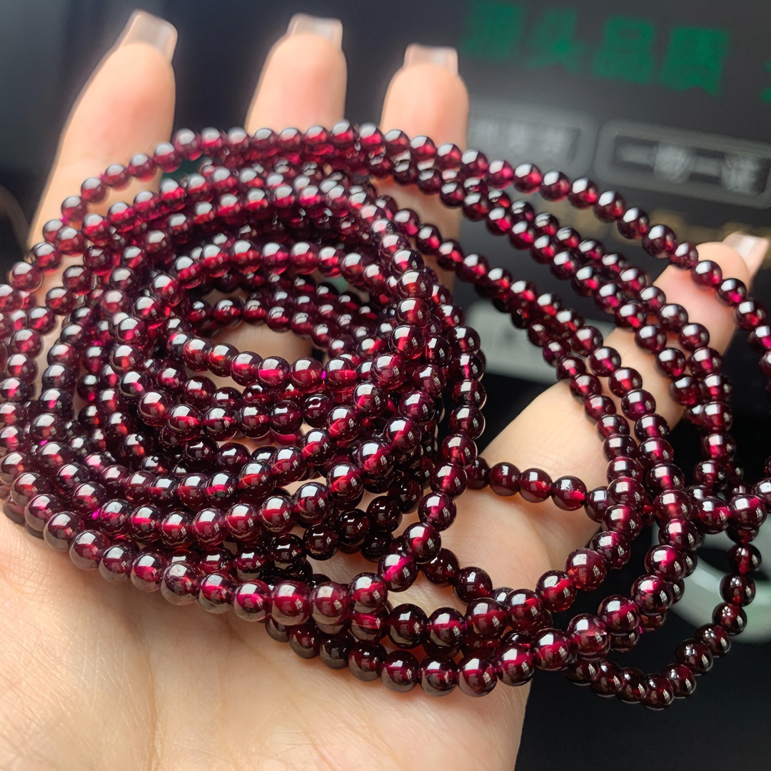 天然石榴石三圈酒红4+mm小颗（多样性）黑点与瑕疵（介意慎拍）不带证