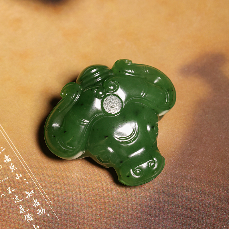 顽石阁新疆和田玉碧玉阳绿牛头玉吊坠玉挂件男女款30g