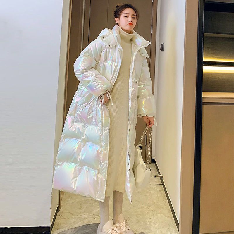 波司澄女新款亮面炫彩免洗连帽过膝长款加厚羽绒幻彩时尚百搭潮流